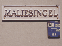 851666 Afbeelding van het gietijzeren straatnaambord 'MALIESINGEL', op de voorgevel van een pand aan de Maliesingel te ...